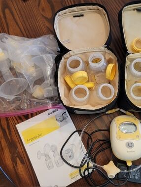 Medela Freestyle Portable Breast Pump Kit in Yellow and White